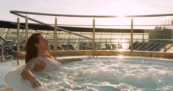 Jeune belle femme sexy en bikini couché dans l'eau du jacuzzi . — Video