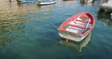 Kırmızı tekne limana demir attı. Küçük bir balıkçı teknesi. İtalya.