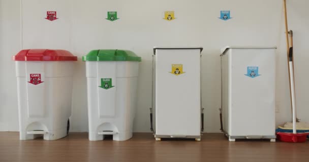 Cubos de basura. concepto de reciclado, clasificación de residuos y conservación del medio ambiente . — Vídeo de stock
