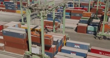 Kazablanka, Fas - 15 Ekim 2019: Liman vinci bir konteynır kaldırıyor.