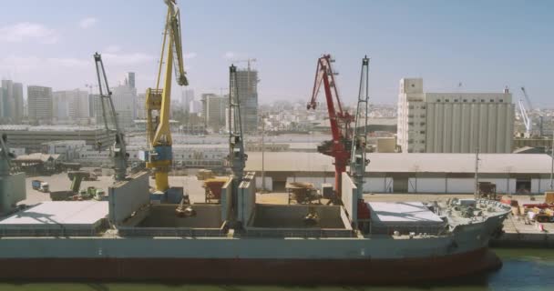 Casablanca, Marokkó - 2019. október 15.: Teherhajó berakodása a tengeri kikötőben. Kikötő nagy hajókkal és darukkal, időeltolódás. — Stock videók