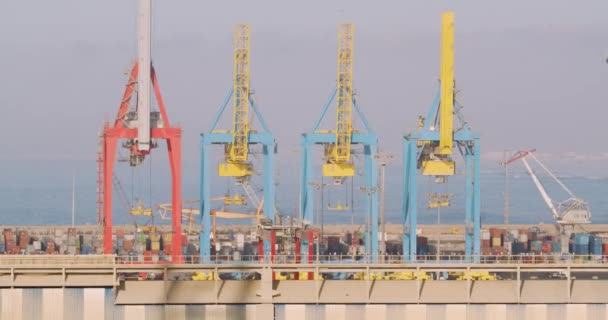 Kräne beim Be- und Entladen von Fracht vom Schiff im Hafen. — Stockvideo