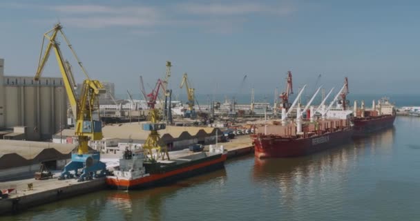 Casablanca, Marokkó - 2019. október 15.: Teherhajó berakodása a tengeri kikötőben. Kikötő nagy hajókkal és darukkal. — Stock videók