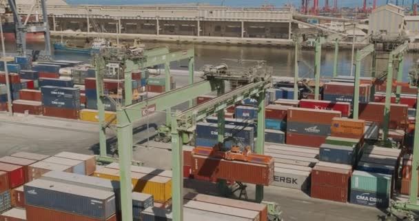 Casablanca, Marokko - 15 oktober 2019: Havenkraan heft container op. — Stockvideo