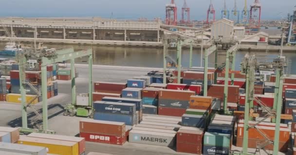 CASABLANCA, MARRUECOS - 15 de octubre de 2019: Caja de contenedores industriales del buque de carga. Concepto de exportación de importación . — Vídeo de stock