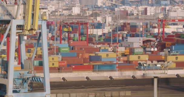 CASABLANCA, MAROCCO - 15 ottobre 2019: Contenitore industriale da nave merci. Concetto di esportazione all'importazione . — Video Stock