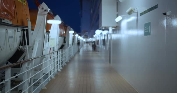 Deck com botes salva-vidas em um navio de cruzeiro . — Vídeo de Stock
