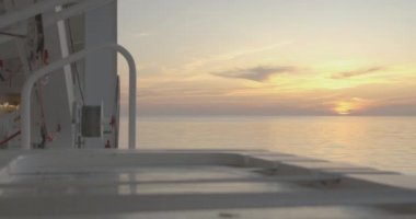 Açık denizde gün batımı, açık güverteden hareketli kruvazör gemisinin görüntüsü, zaman ayarlı..