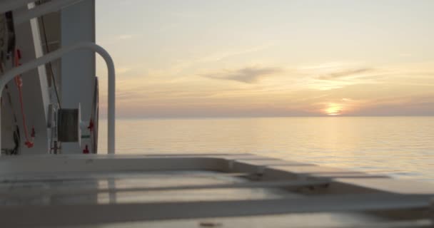 Coucher de soleil en pleine mer, vue depuis le pont ouvert du navire de croisière en mouvement . — Video