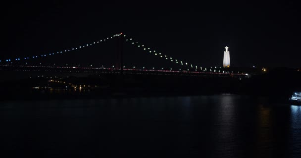 Вид с воздуха на Ponte 25 de Abril, Лиссабон Португалия, ночью над рекой Тежу . — стоковое видео