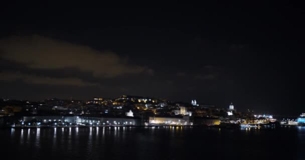 Vista aérea. Lisboa, Portugal por la noche. Centro de la ciudad, luces nocturnas, Lisboa noche, Plaza Comercial, Lisboa Portugal por la noche. Cronograma . — Vídeo de stock