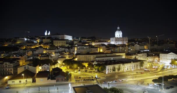 Αεροφωτογραφία. Στο κέντρο της Λισαβόνας, Πορτογαλία. Νυχτερινή λήξη της ιστορικής περιοχής της παλιάς πόλης, timelapse. — Αρχείο Βίντεο