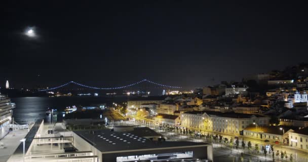 Вид с воздуха. Лисбон Португалия ночной город с видом на центр города, воздушная панорама, временной интервал . — стоковое видео