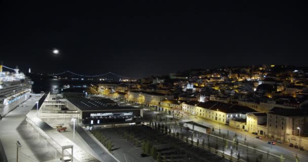 공중에서 본 풍경. 리스본 야간 도시 경관 중앙에 공중 파노라마 , timelapse. — 비디오