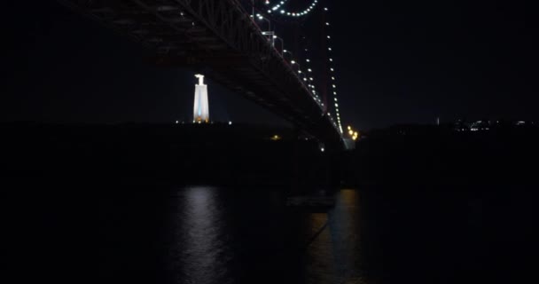Légi felvétel Ponte 25 de Abril, Lisszabon Portugália, repül a Tejo folyó felett éjszaka. — Stock videók