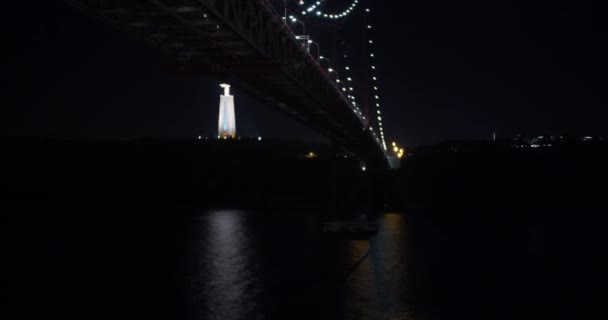 Vista aérea de Ponte 25 de Abril, Lisboa Portugal, volando sobre el río Tejo por la noche . — Vídeos de Stock