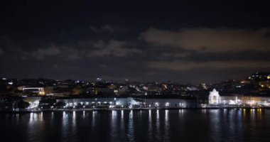 Hava görüntüsü. Lizbon, Portekiz geceleri. Şehir merkezi, gece lambaları, Lisboa gecesi, ticaret meydanı, geceleri Lizbon Portekiz. Zaman Uygulaması.