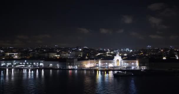 Вид с воздуха. Лиссабон, Португалия ночью. Центр города, ночные огни, Лиссабонская ночь, Коммерческая площадь, Лисбонская Португалия ночью. Timelapse . — стоковое видео