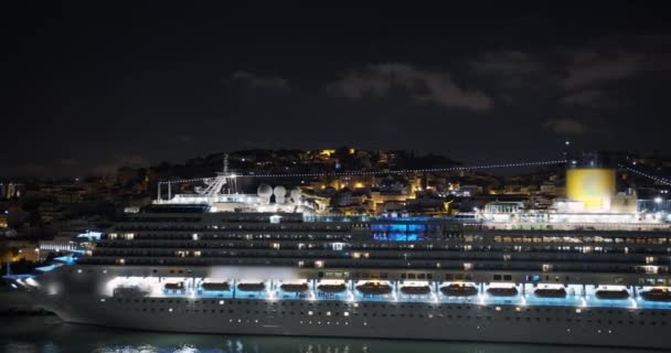 Vista Aeial. Navio de cruzeiro grande com luzes iluminadas fica no porto à noite . — Vídeo de Stock