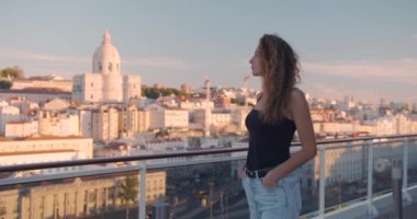 Portekiz. Kız yürüyor ve A City View Of Lisbon 'ı izliyor. Tarihi şehir merkezi..