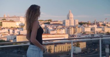 Portekiz. Kız yürüyor ve A City View Of Lisbon 'ı izliyor. Tarihi şehir merkezi..
