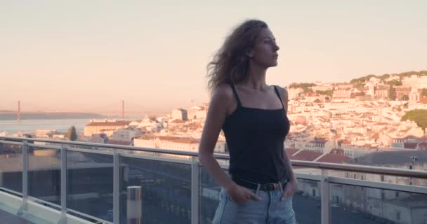 Le Portugal. Fille marchant et regardant une vue sur la ville de Lisbonne. Centre-ville historique . — Video