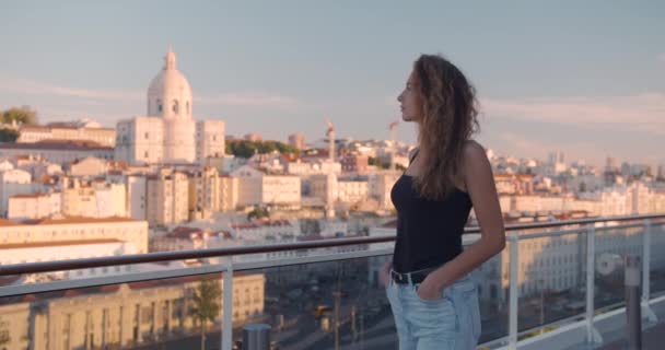 Portekiz. Kız yürüyor ve A City View Of Lisbon 'ı izliyor. Tarihi şehir merkezi.. — Stok video