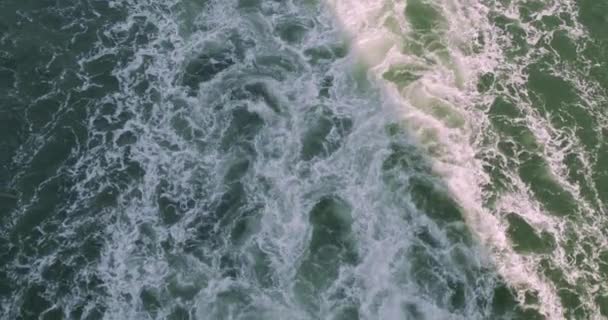 Mocné vlny vytáhl z rychlého pohybu lodi, obrovský proud hluboké modré vody s bílou pěnou zvedá. — Stock video
