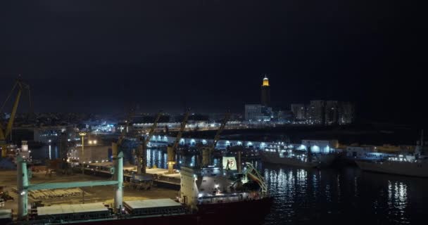 CASABLANCA, MOROCCO - 15 de outubro de 2019: Vista aérea. Guindastes e contentores de Casablanca, um dos maiores portos do mundo . — Vídeo de Stock