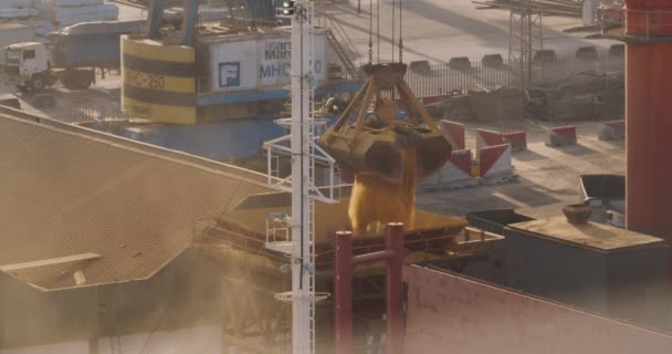 CASABLANCA, MOROCCO - October 15, 2019: Grapple crane loading.Delivery of agriculture cargo by water and freight car. Crane unloading and loading in Harbor. — ストック動画