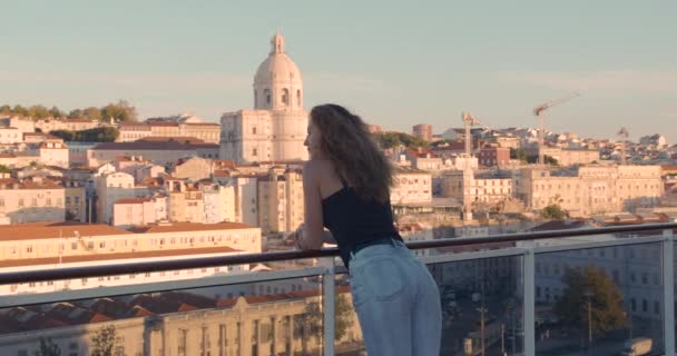 Femme heureuse debout sur le balcon avec vue sur la ville Lisbonne, Portugal . — Video