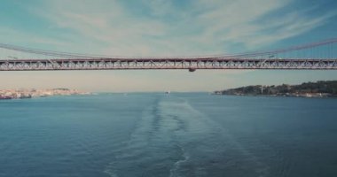 Hava görüntüsü. Lizbon 'daki Tagus nehri üzerindeki asma köprü. 25 Nisan 'da Portekiz' in güneş altında parlayan köprü sembolü. Zaman Uygulaması.