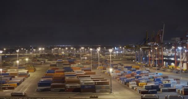 モロッコのカサブランカ- 2019年10月15日:エイリアルビュー。コンテナターミナル。夜間ライトアップされた港のパノラマ. — ストック動画