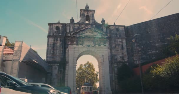 Klassische straßenbahn im historischen teil der stadt lisbon, portugal. — Stockvideo