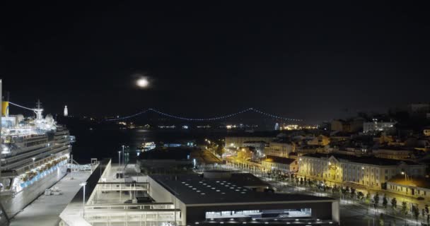 Vista aérea. Centro de Lisboa, Portugal. Caducidad nocturna del casco antiguo histórico, timelapse . — Vídeo de stock