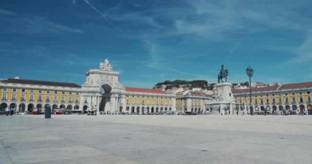 Centre-ville commercial carré, les gens marchent été, soleil vacances lumineuses, Lisbonne Portugal. Timelaspe . — Video