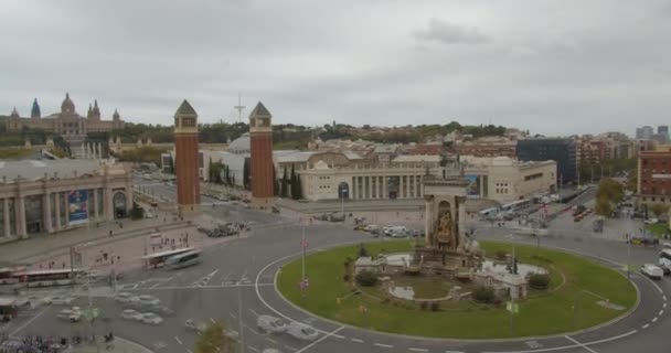 Barselona, İspanya - 15 Ekim 2019: Timelapse. Venedik Kuleleri, İspanya Bölgesi, Barselona ile şehir trafiği. — Stok video