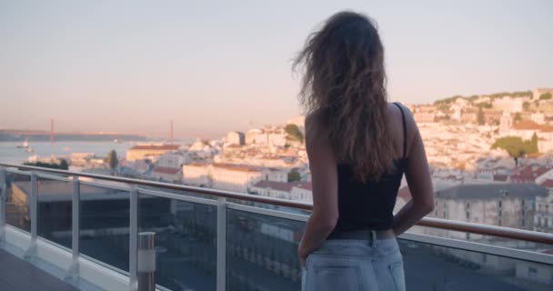 Femme heureuse marchant sur le balcon avec vue sur la ville Lisbonne, Portugal . — Video