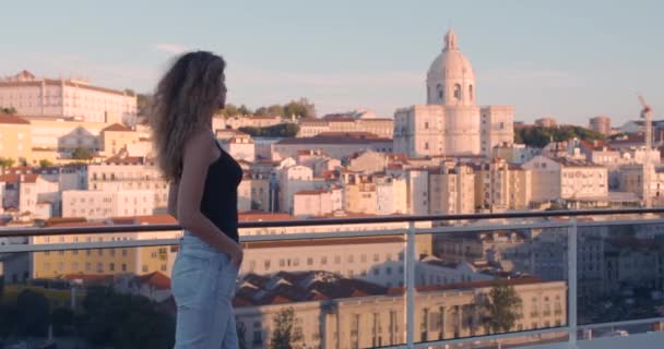 Πλευρική άποψη της γυναίκας που περπατά κατά μήκος της ιστορικής πόλης της Lisbon κοιτάζοντας γραφική θέα του αστικού τοπίου στη Λισαβόνα. — Αρχείο Βίντεο