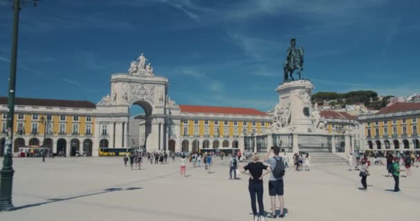 Lisboa, Portugal - CIRCA 15 de octubre de 2019: Plaza Comercio y Arco de la Rua Augusta en Lisboa, Portugal . — Vídeos de Stock