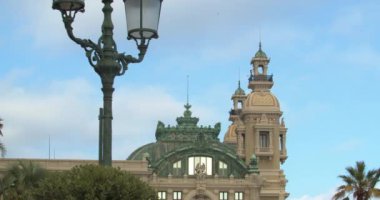 Monte Carlo Casino binasındaki dekoratif heykeller. Monte Carlo Kumarhanesinin yan taraflarından biri..