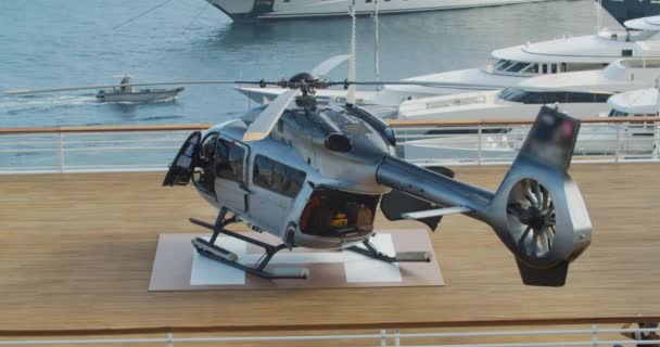 Modern helikopter mavi gökyüzüne karşı kalkış istasyonunda duruyor.. — Stok video