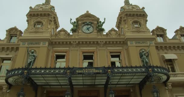 Озил-Карло, Монако - 15 октября 2019 года: Grand Casino в Монте-Карло, Монако. историческое здание. Вид спереди с входом . — стоковое видео