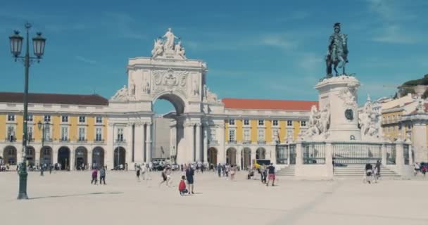 Lisboa, Portugal - 15 de outubro de 2019: Praça comercial do centro da cidade, as pessoas estão caminhando verão, sol férias brilhantes, Lisboa Portugal. Timelaspe . — Vídeo de Stock