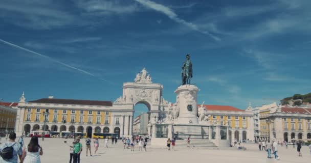 Lisboa, Portugal - CIRCA 15 de octubre de 2019: Plaza Comercio y Arco de la Rua Augusta en Lisboa, Portugal . — Vídeos de Stock