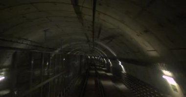 Metro tüneli manzarası. Modern şehrin tünelinde hızlı yeraltı treni.