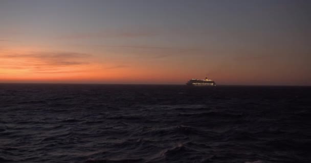 Lyx kryssningsfartyg på den rosa solnedgången ljus. — Stockvideo