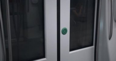 Barselona metrosundaki kapıların iç görüntüsü. Metro vagonunun içeriden hareket ettiği videoyu kapat..