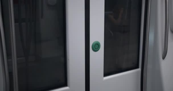 Una vista interior de las puertas del metro de Barcelona. Primer plano de vídeo de un movimiento del vagón del metro desde el interior . — Vídeo de stock