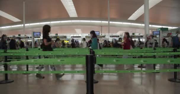 西班牙巴塞罗那- 2019年10月20日：机场内排起了巨大的队伍。 乘客排队检查护照。 1.时间流逝. — 图库视频影像